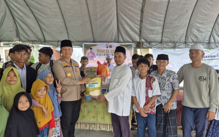 Kapolres Bitung, AKBP Albert Zai, SIK.,MH saat mengerahkan bahan sembako pada kegiatan baksos bersama anak yatim pondok pesantren Al-mutahdien Hidayatullah Bitung