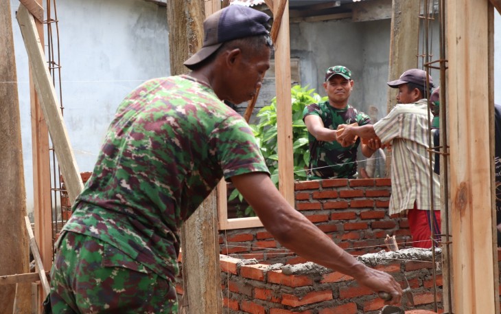 Dinding Batu Bata Mulai di Pasang Satgas TMMD 123 Kodim 0407/Kota Bengkulu