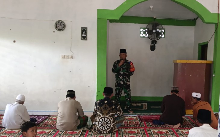 Satgas TMMD Ke-124 Kodim 0408/BS Lakukan Sholat Berjamaah Bersama Warga