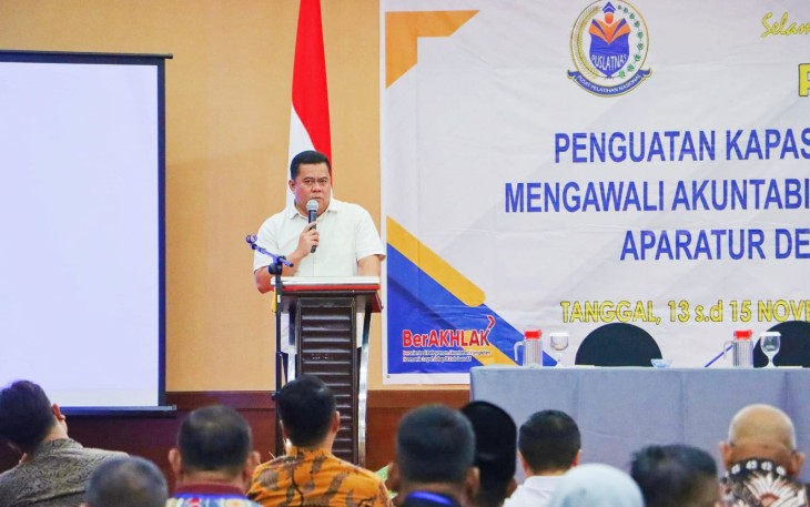 Sekretaris Daerah Kabupaten Bintan Ronny Kartika saat membuka kegiatan Penguatan Kapasitas Perangkat Desa dalam Mengawal Akuntabilitas Profesionalisme Asta Cita, di Ballroom Hotel Aston Tanjungpinang., Jum'at : 14/11/2025.
