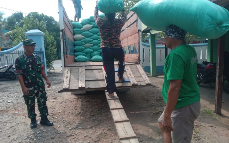 Anggota Koramil 0803/11 Geger Dampingi Petani dalam Serapan Gabah