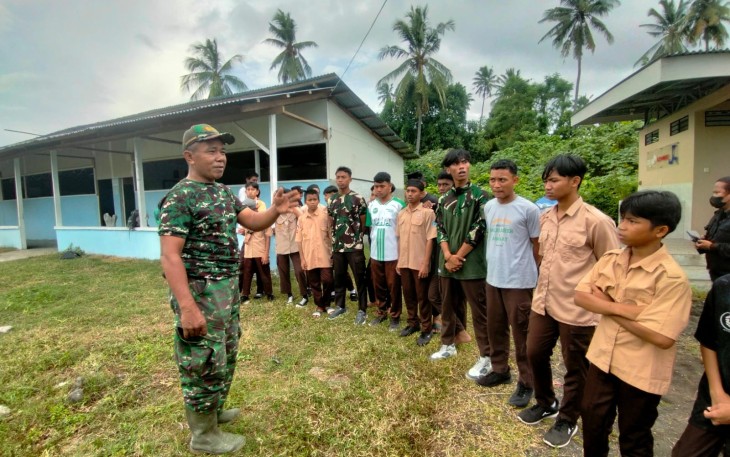 Serma Sonius Pareda Anggota Satgas TMMD Kodim 1310/Bitung Sosialisasi Rekrutmen TNI Kepada Siswa MA Almutadin 