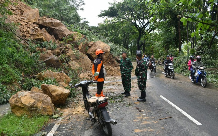 Dandim Ponorogo Langsung Terjun ke Lokasi Jalan Longsor 