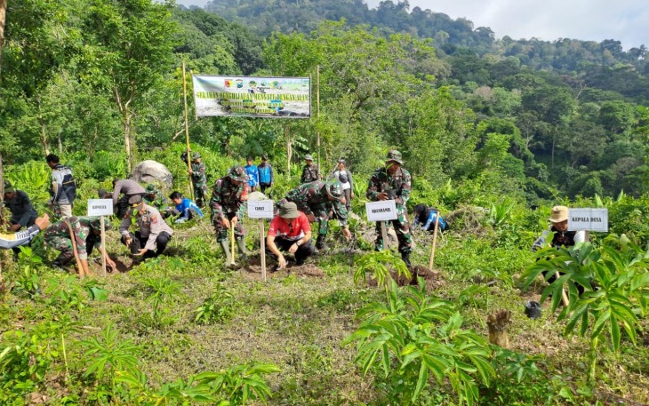 Koramil 0803-09/Saradan Sukses Gelar Penanaman Pohon di Area Wisata Watu Bayang
