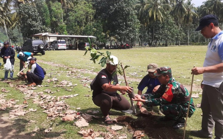 Aksi Bersama TNI-Polri Serta Pemerintah Kecamatan Munjungan Selamatkan Pantai Kebo dari Abrasi