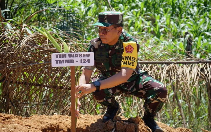 Tim Wasev TMMD ke-124 Kodim 0408/BS Tanam Pohon Bersama