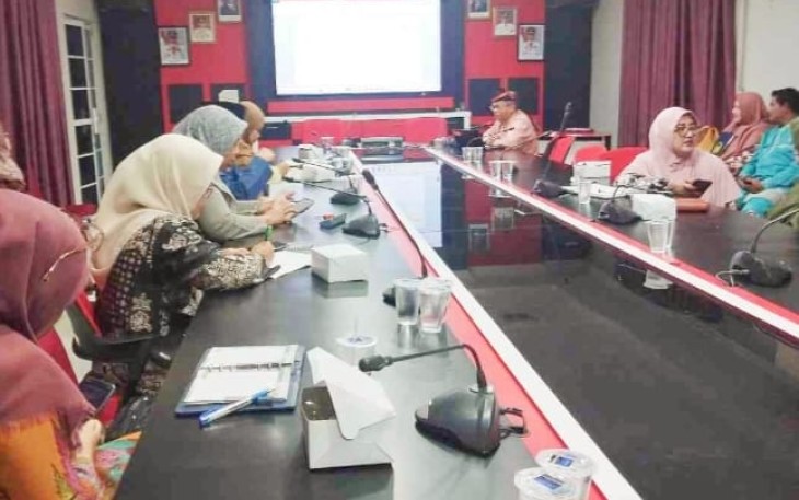 Rapat Tim Gugus Tugas Pengembangan KLA guna membahas Rancangan Peraturan Wali Kota tentang RAD Pengembangan Kota Layak Anak Tahun 2025–2029.