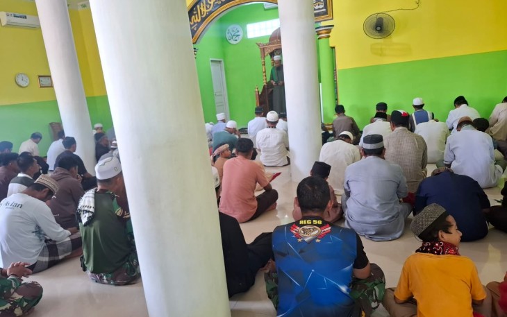 Personel Satgas TMMD yang beragama Islam saat melaksanakan Salat tarawih bersama di ponpes Al-mutahdien Hidayatullah Bitung