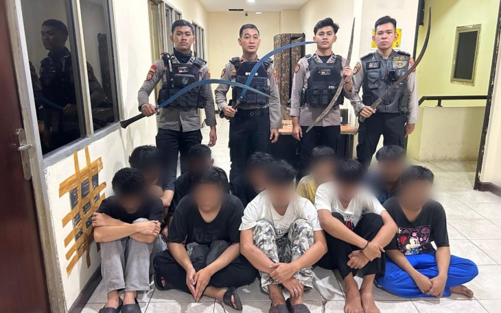 10 Remaja dan 4 Buah Sajam saat Diamankan