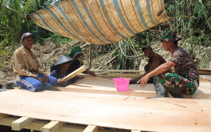 Satgas TMMD Ke-123 Kodim 1405/Parepare Komsos Bersama Warga
