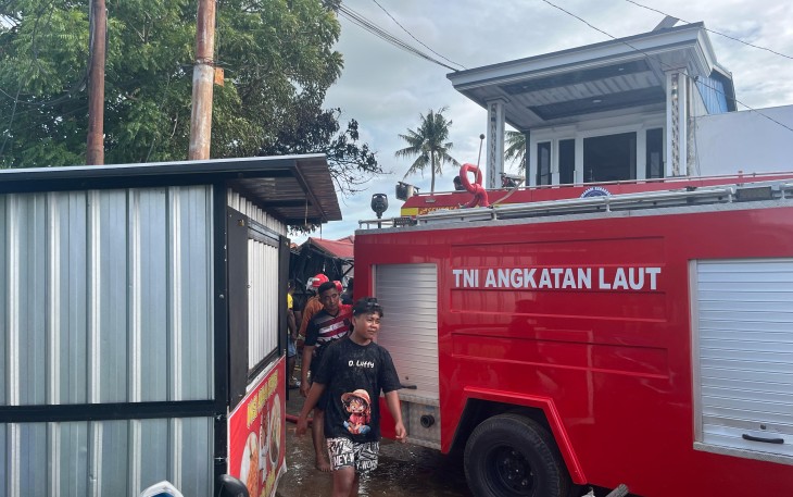 TNI AL Sigap Padamkan Kebakaran Kios Warga di Lampu Sate Merauke 