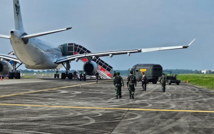 Proses evakuasi penumpang menuju terminal bandara
