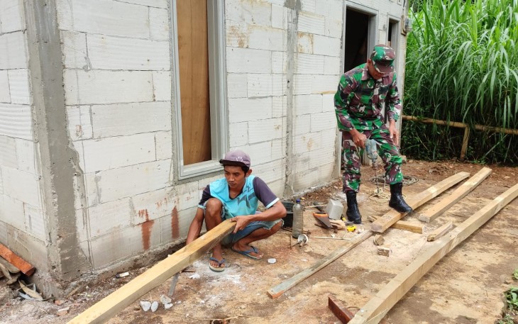 Salah satu program utama yang menjadi sorotan adalah rehabilitasi rumah tidak layak huni (RTLH) di Desa Nglurup, Kecamatan Sendang, Kabupaten Tulungagung, Sabtu (22/02/2025)