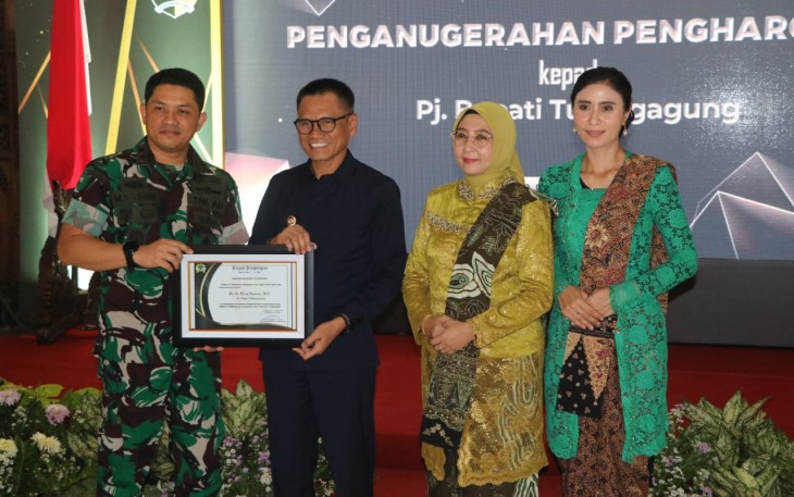 Komandan Kodim 0807/Tulungagung Letkol Kav Mohammad Nashir,S.Hub.Int. mengikuti prosesi acara pemberian penghargaan Penjabat (Pj.) Bupati Tulungagung, Dr. Ir. Heru Suseno, S.T.P., M.T., dari Forum Koordinasi Pimpinan Daerah (Forkopimda) Kabupaten Tulungagung di Pendopo Kongas Arum Kusumaning Bongso, Rabu (12/02/2025)