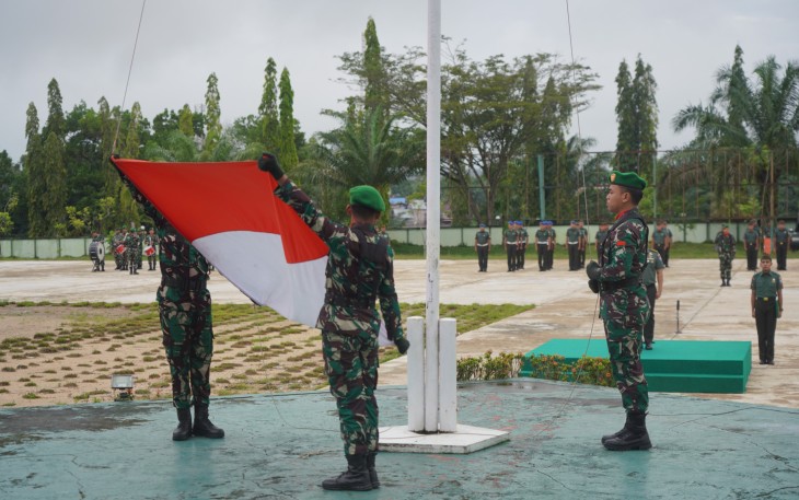 Prajurit Korem 121/ABW Laksanakan Upacara Bendera Mingguan Hari Senin