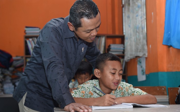 Sekolah Dasar Islam Terpadu (SDIT) Al Falah di Kabupaten Sukabumi, Kota Sukabumi, menerapkan inisiatif kebijakan unik bagi para siswanya, yaitu kebiasaan tidur siang setelah makan siang. Kebijakan ini menarik perhatian Wakil Menteri Pendidikan Dasar dan Menengah (Wamendikdasmen), Fajar Riza Ul Haq, saat melakukan kunjungan kerja ke sekolah tersebut pada Kamis (20/2)