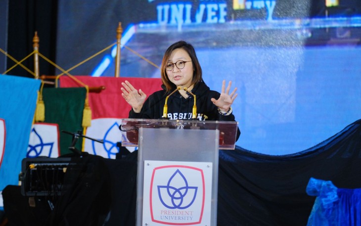 Wakil Menteri Ekonomi Kreatif, Irene Umar, menjadi pembicara dalam Wisuda ke-21 President University di President University di Cikarang, Bekasi, Minggu (14/12/2025).