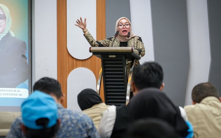 Wamenkop Farida di Koperasi Pondok Pesantren (Kopontren) Al-Ittifaq, Ciwidey, Kabupaten Bandung, Selasa (9/12).