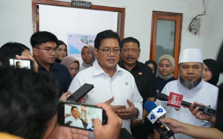 Wamen Viva Yoga saat ke Posko Tim Ekspedisi Patriot (TEP) yang berada di Desa Giri Kencana, Kecamatan Ketahun, Kabupaten Bengkulu Utara, Provinsi Bengkulu, 9/9/2025