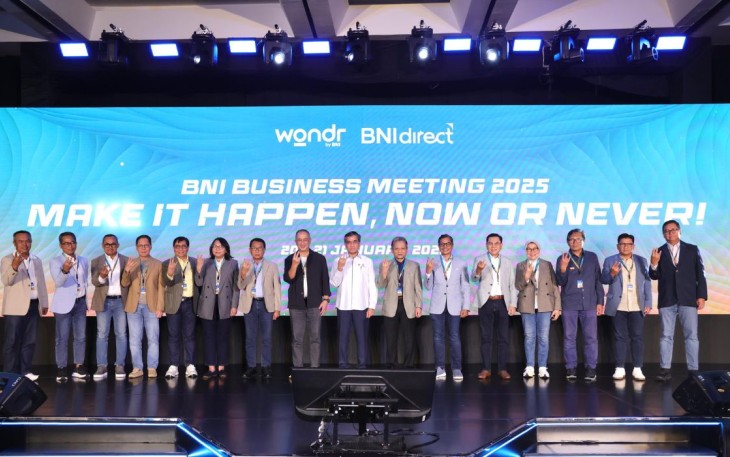 Menaker Yassierli foto bersama dalam acara business meeting BNI di Bogor, Jawa Barat, Senin (20/1)