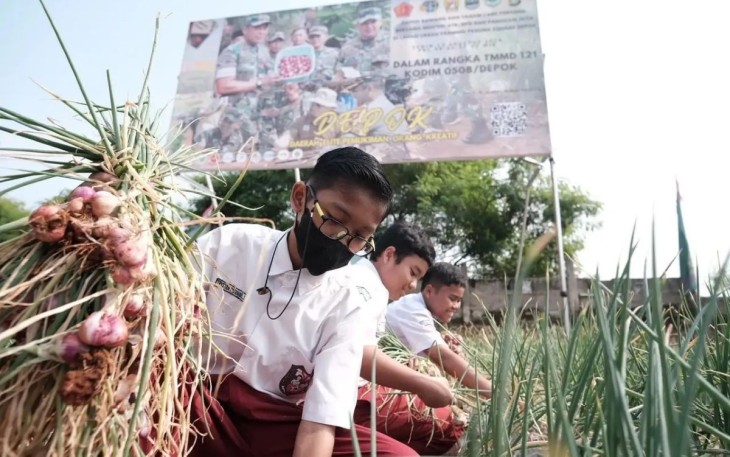 Ilustrasi, Sejumlah siswa melakukan panen daun bawang dalam rangka TMMD 121 Kodim 0508/Depok
