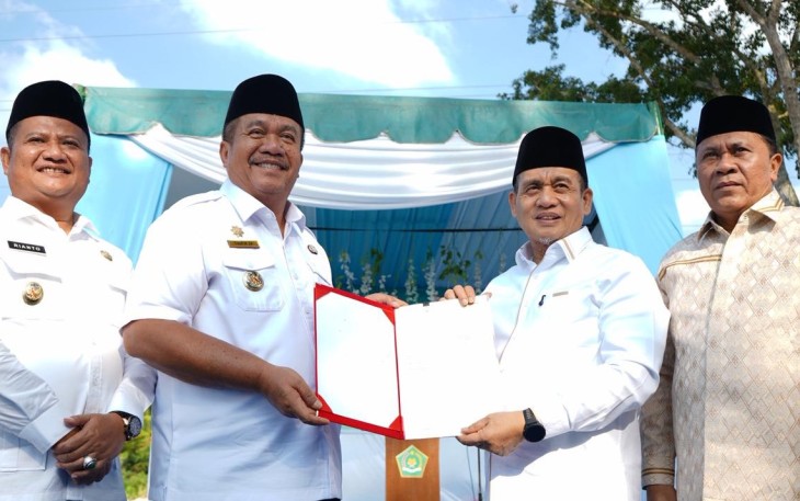 Wamenag Romo R Muhammad Syafii menerima sertifikat tanah hibah dari Bupati Asahan, Rabu (14/1)