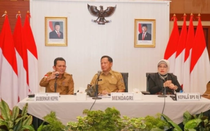 Mendagri RI Tito Karnavian saat memimpin Rapat Koordinasi (Rakor) Pengendalian Inflasi Daerah dari Aula Wan Seri Beni, Dompak, Tanjungpinang, Senin (9/3/2026).