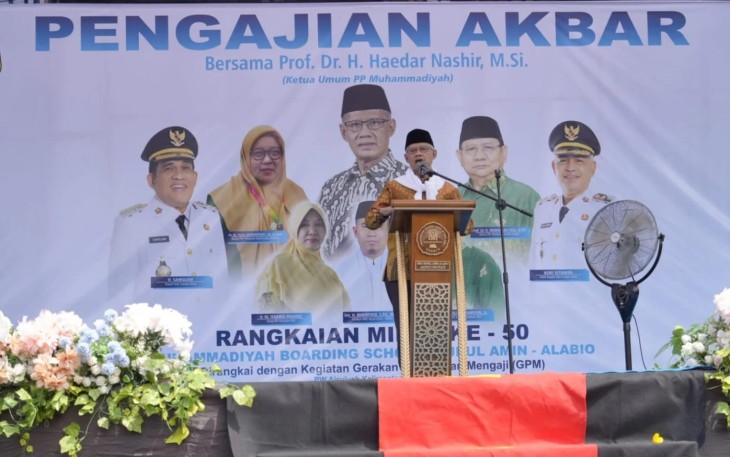 Ketua Umum Pimpinan Pusat (PP) Muhammadiyah, Haedar Nashir, saat menghadiri Milad ke-50 Muhammadiyah Boarding School (MBS) Nurul Amin Alabio di Kabupaten Hulu Sungai Utara, Kalimantan Selatan pada Sabtu (25/7).