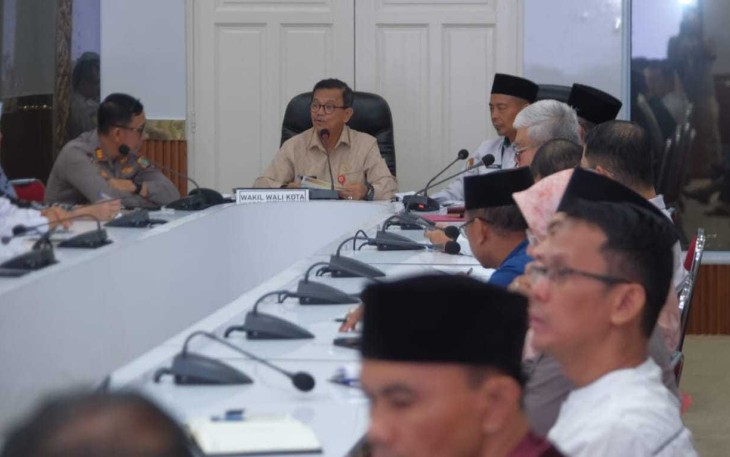 Wakil Wali Kota Tanjungpinang, Raja Ariza saat memimpin rapat koordinasi yang berlangsung di ruang rapat Raja Haji Fisabilillah, Kantor Wali Kota Tanjungpinang, Selasa (3/3/2026).