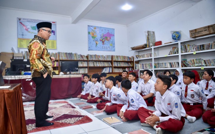 Wakil Menteri Pendidikan Dasar dan Menengah (Wamendikdasmen), Atip Latipulhayat, meninjau langsung proses Pembelajaran Mendalam (PM) di berbagai mata pelajaran, Senin (23/2)