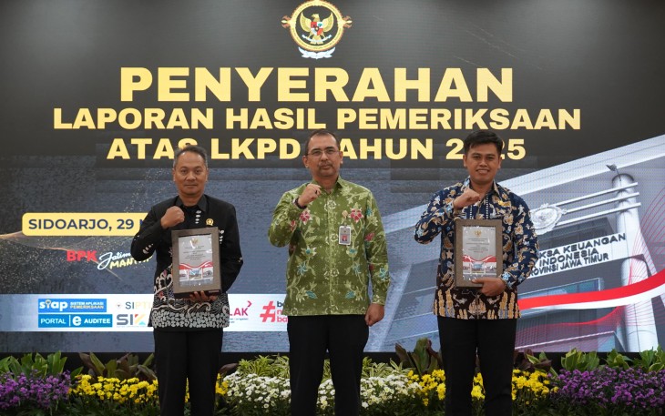Walikota Blitar Syauqul Muhibbin Didampingi Ketua DPRD Kota Blitar Syahrul Alim Terima Penghargaan dari BPK RI Atas Peraihan Opini WTP ke-16 Kalinya. (Foto : Pemkot Blitar)
