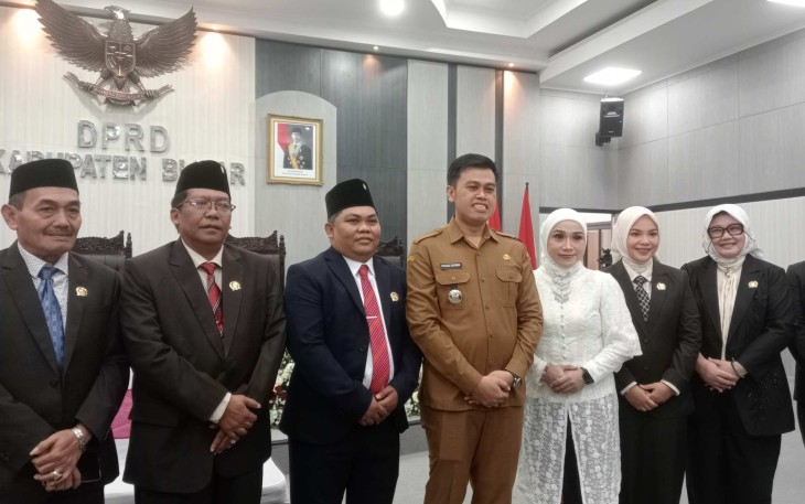 Walikota Blitar Syauqul Muhibbin bersama Hendik Bajil (sebelah kanannya) Didampingi Pimpinan dan Anggota DPRD Kabupaten Blitar, Selasa (21/7/2026). (Foto : Klikwarta.com)