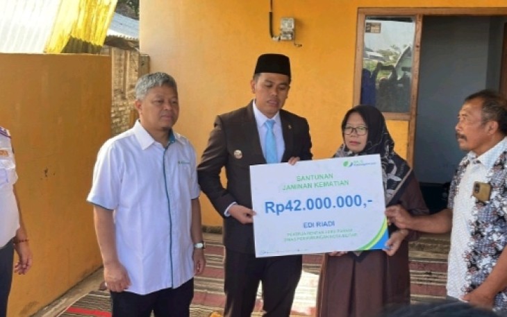 Walikota Blitar Syauqul Muhibbin Saat Serahkan Simbolisasi Bantuan dari BPJS Ketenagakerjaan kepada Penerima Manfaat (Foto : Ist.)
