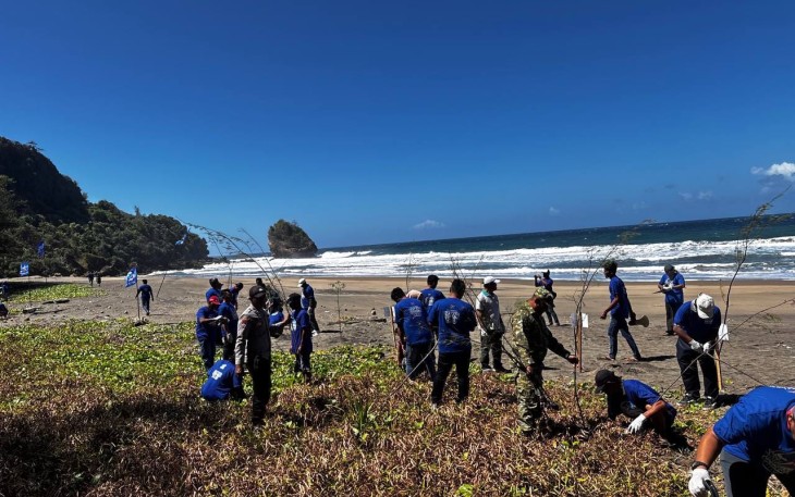Pengurus DPC Partai Demokrat Kabupaten Blitar bersama Masyarakat Tanam Pohon di Bibir Pantai Pasur, Jumat 24 Juli 2026. (Foto : Ist.)