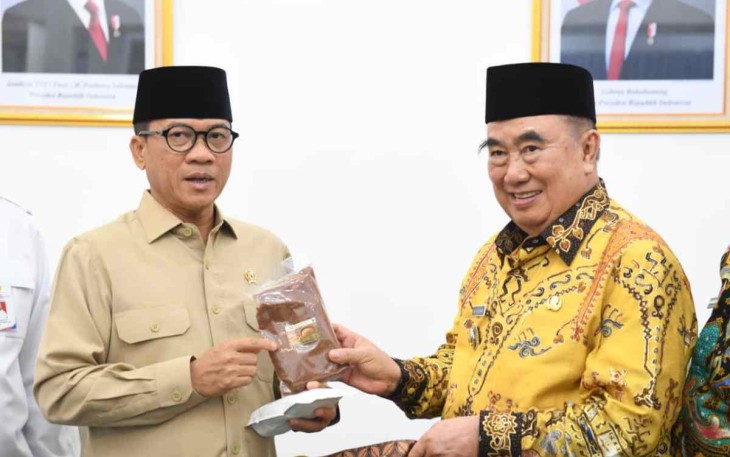 Mendes PDT Yandri Susanto bersama Bupati Tanggamus di Jakarta, Rabu (1/4)
