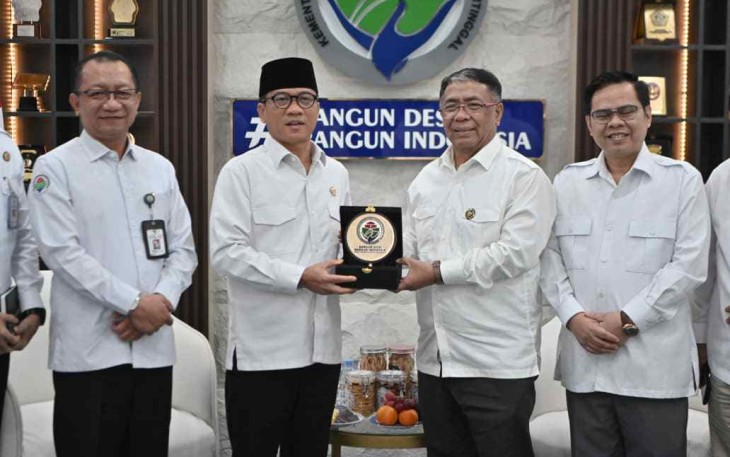 Mendes PDT Yandri Susanto bersama Ketua Baznas di Jakarta, Senin (6/4)
