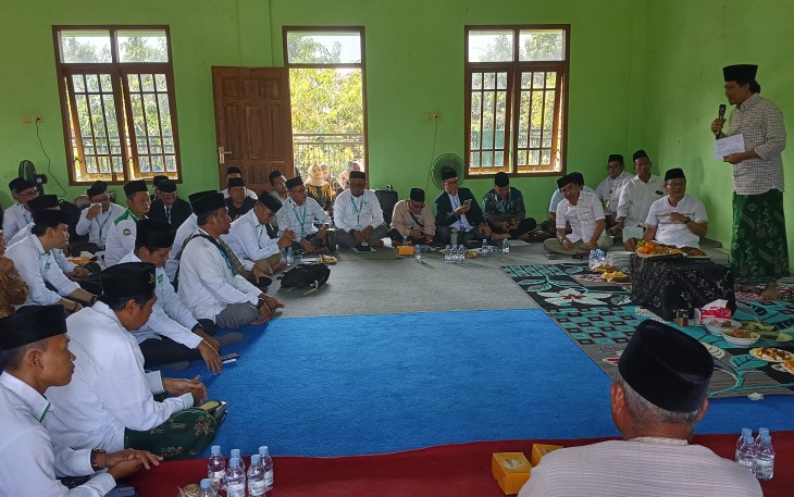 KH Yusuf Chudlori atau Gus Yusuf saat memberi pengarahan 