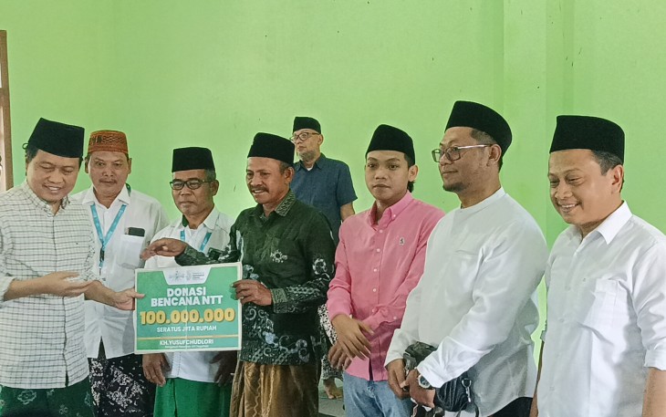 KH Yusuf Chudlori atau Gus Yusuf saat menyerahkan donasi untuk korban bencana NTT kepada PCNU setempat 