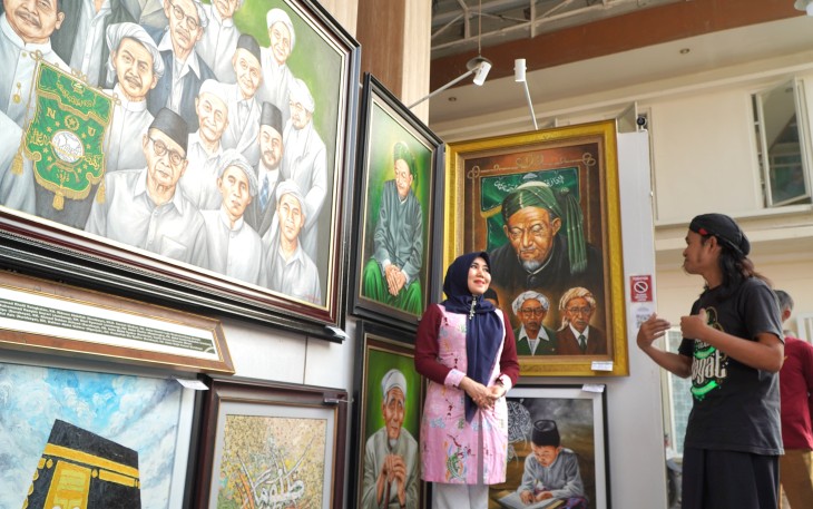 Senator Lia Istifhama saat melihat lukisan 