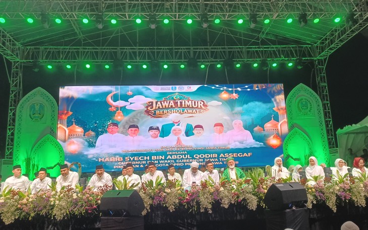 Lantunan sholawat yang dipimpin Habib Syech Bin Abdul Qodir Assegaf