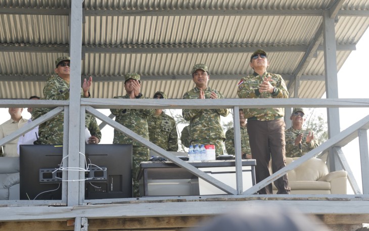 Panglima TNI Jenderal TNI Agus Subiyanto saat bersama Menteri Pertahanan RI Sjafrie Sjamsoeddin, Ketua Komisi I DPR RI Utut Adianto, Wakil Panglima TNI Jenderal TNI Tandyo Budi R., serta para Kepala Staf Angkatan menyaksikan pelaksanaan latihan operasi gabungan Komando Gabungan (Kogab) TNI dalam rangka Latihan Terintegrasi TNI 2026