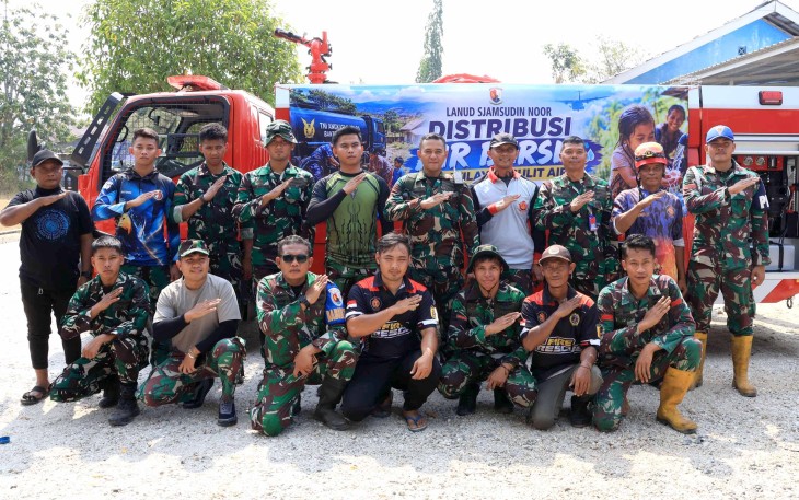 Personel Lanud Sjamsudin Noor Asah Kemampuan Operasikan Kendaraan Pemadam Kebakaran