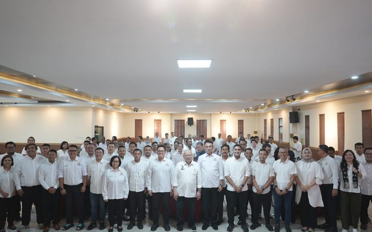 Foto bersama usai Sosialisasi Empat Pilar MPR RI kepada para pelaku ekonomi yang tergabung dalam Kamar Dagang dan Industri (Kadin) Kota Surabaya di Graha Kadin Jatim, Surabaya, Rabu (11/2/2026). 