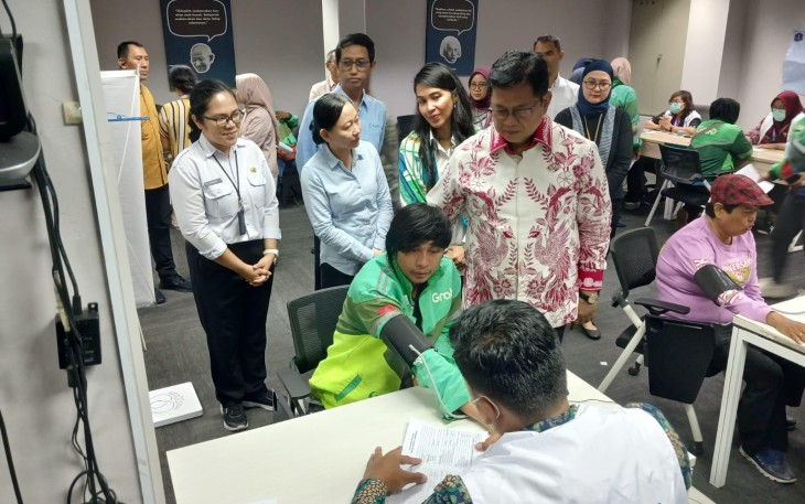 Wakil Menteri Transmigrasi Viva Yoga Mauladi saat meninjau pelaksanaan CKG di Grab Excellence Center, Jakarta.