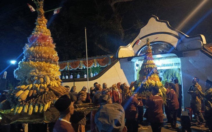 Gunungan palawija dibawa memasuki areal Situs Giyanti saat acara Napak Tilas 271 Tahun Perjanjian Giyanti pada Jumat (13/2/2026) malam.