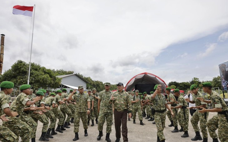 Wapang TNI saat Dampingi Menhan RI Tinjau Yonif TP 888