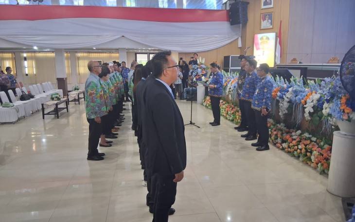 Walikota Bitung, Hengky Honandar saat melantik dan mengukuhkan pengurus FKUB, FKDM dan FKBT Kota Bitung.