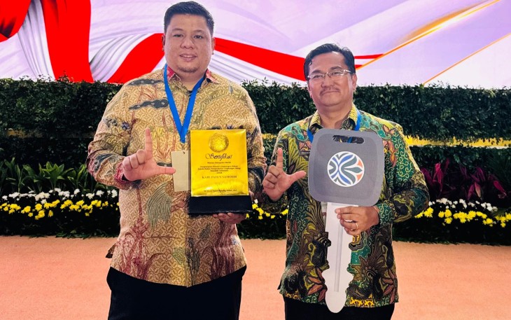 Penghargaan ini diterima langsung oleh Bupati Samosir Vandiko Timotius Gultom, ST didampingi Kepala Dinas Lingkungan Hidup Kabupaten Samosir Edison Pasaribu, ST, MT. 