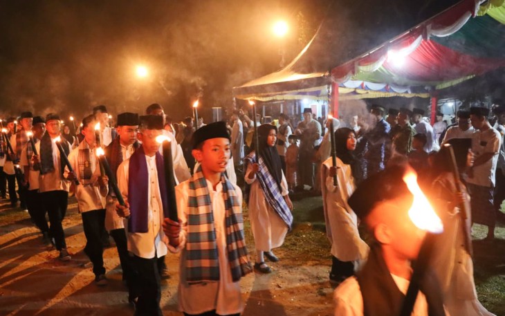 Nyala Obor Iringi Takbir Idul Fitri di Bintan