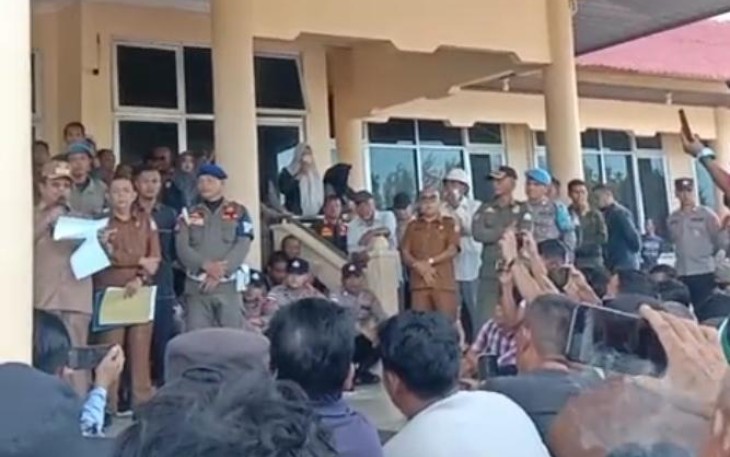 Gerakan Masyarakat Kemukiman Pemuka (Gemuka) menggelar aksi unjuk rasa di Kantor Bupati Aceh Singkil, kawasan Pulo Sarok, Kecamatan Singkil, Senin, (8/6/2026.)